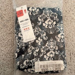 NWT Agnes & Dora navy/white paisley buttery soft leggings size L/XL.